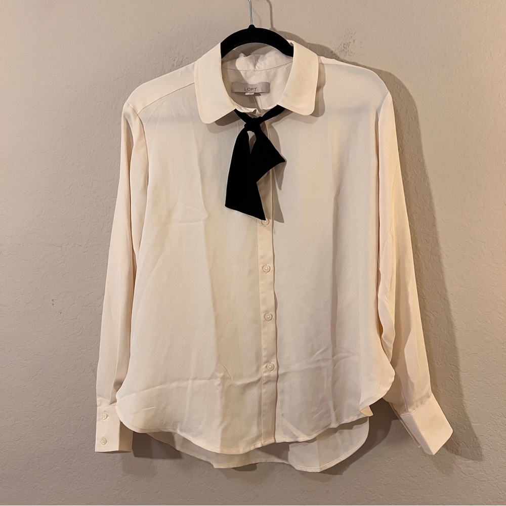 LOFT 🎁 NWT Off-White Collared Button-Up Top Black Neck Tie Size S